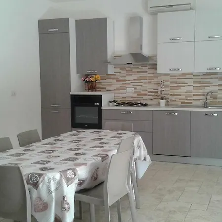 Prázdninový dům Casetta Con Veranda E Giardino A 150 Metri Dal Mare *